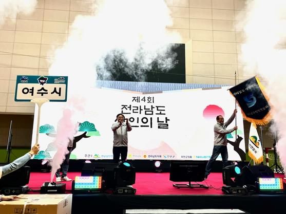 2026년 ‘제5회 전라남도 상인의 날’ 개최지로 최종 선정돼 지난 30일 무안 종합스포츠파크에서 열린 제4회 행사에서 전남상인연합회의 기를 전달받았다.