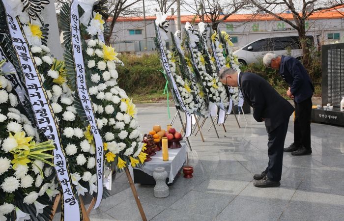 10월 30일, 함평사건 민간인 희생자 합동추모식, 정근욱 유족회장님 분향 모습