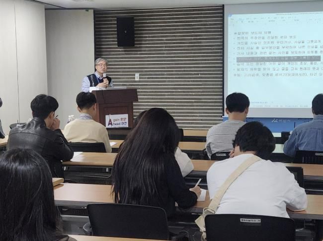 아산시 소속 직원 대상으로 보도자료 작성 실무교육을 진행하고 있다.