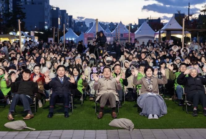 이재준 수원시장(가운데), 백혜련 의원(수원시을), 수원시의회 윤경선 의원, 이병진 수원도시재단 이사장, 김종석 권선구청장 등이 탄소중립 한마당 축제에 참가한 시민들과 함께하고 있다.