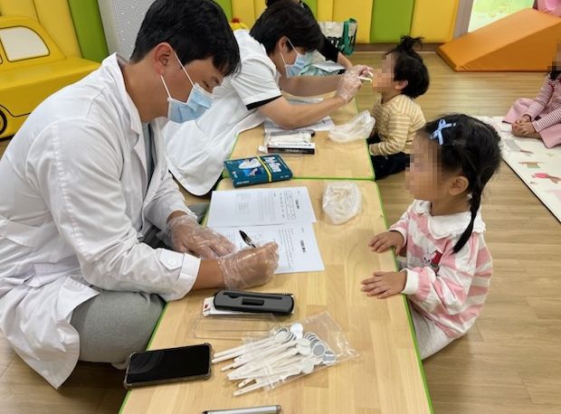 어린이 구강교실에서 진행한 구강검진, 칫솔질 교습