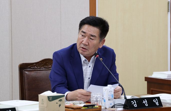 김성일 도의원이 지난 11월 4일 인구청년이민국 소관 행정사무감사에서 질의를 하고 있다.