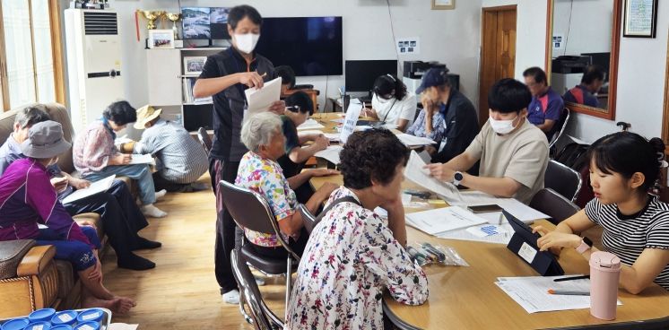 경상남도 환경보건센터가 9월 22일 창원특례시 의창구 동읍에서 환경유해인자 노출평가 및 건강모니터링을 수행하고 있다
