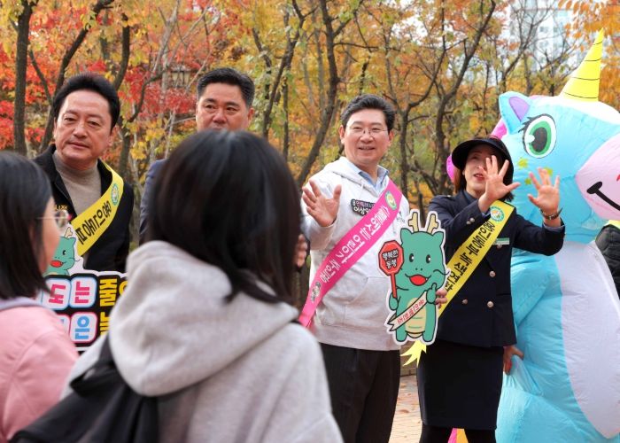이상일 용인특례시장은 6일 용인백현초에서 열린 어린이 교통안전 캠페인에 참여했다