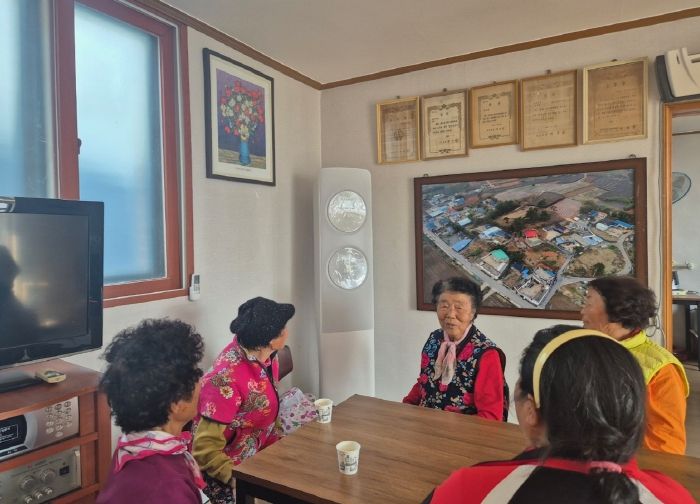 가전제품 구입비 지원으로 경로당에 새로 설치된 에어컨