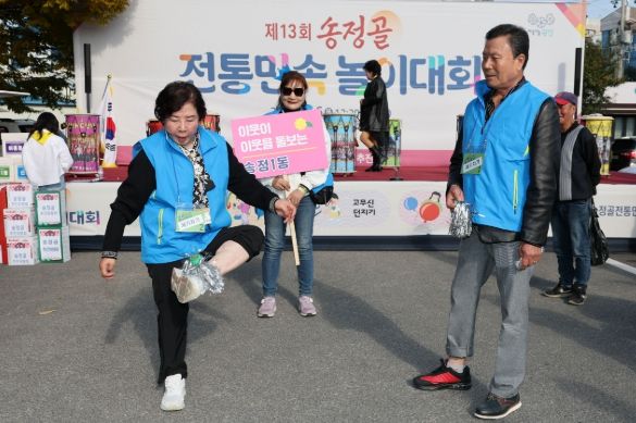 지난 6일 송정5일시장 주차장에서 열린 ‘제13회 송정골전통민속놀이대회’에서 제기차기를 하고 있다.