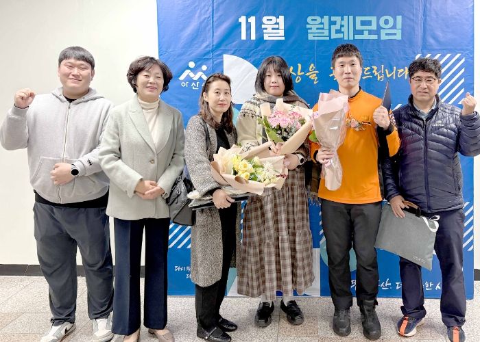 오른쪽 두 번째부터 최우수상 수상자 이건우 소방교, 우수상 수상자 임유림 씨, 장려상 대리수상자 이찬혁군의 어머니가 수상 후 기념촬영을 하고 있다.