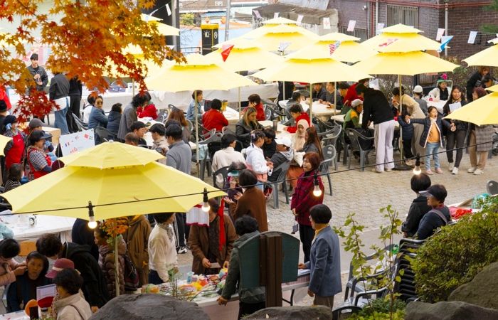 대전 대덕구가 8일 대화어린이놀이터(대화1길 38) 일원에서 ‘2025 대화 어울림 문화장터·축제’를 개최한 가운데 주민들이 다양한 체험 프로그램을 진행하고 있다.