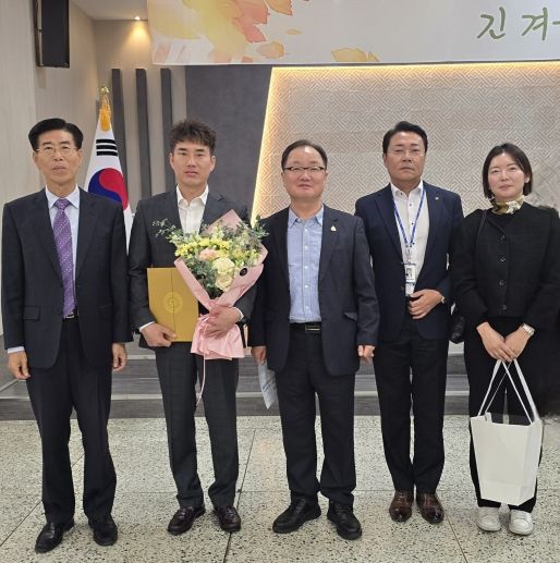 김해시도시개발공사 유기준 직원, 생명 구호 공로로 김해시장 표창(왼쪽2번째 유기준 직원, 가운데 공사 사장)