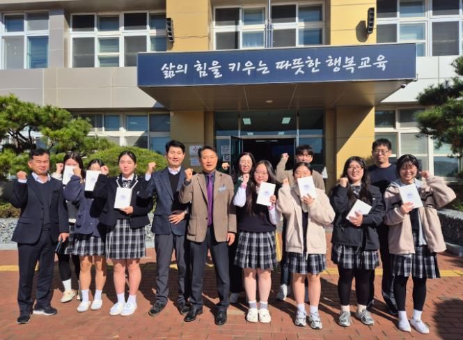 영덕교육지원청, 고 3 수험생 격려품 전달