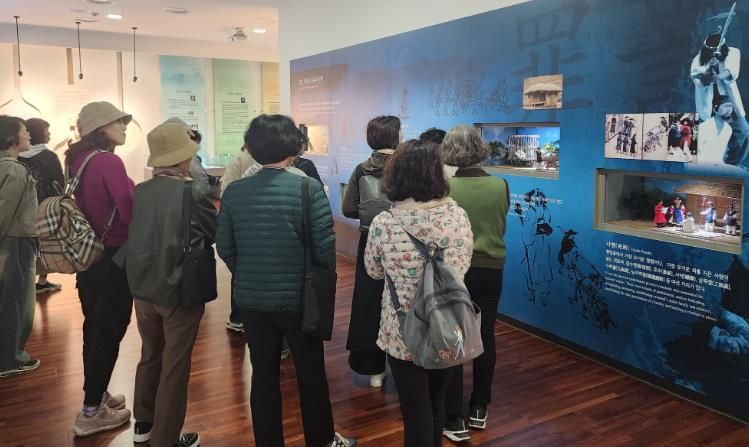 의성도서관 배롱나무 독서회, 남해에서 문학을 만나다.