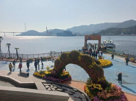 제25회 마산가고파국화축제 기간 돝섬 관광 인기