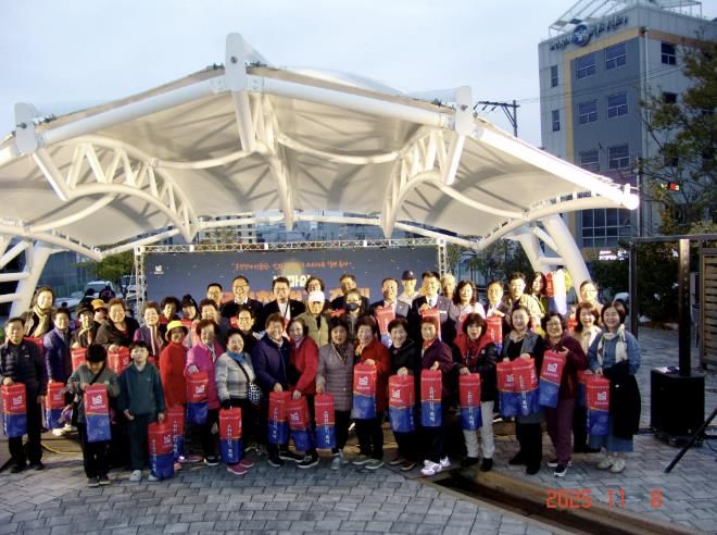 밤마실 온천천 걷기 축제 기념촬영 모습