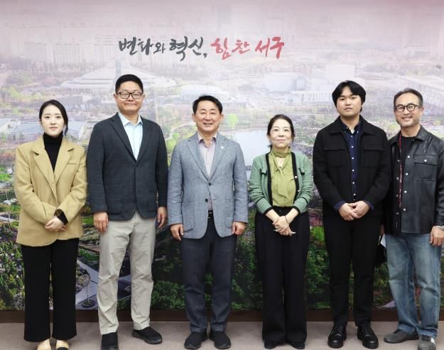 2025년 대전 서구 무역사절단 참여 기업 기념 촬영