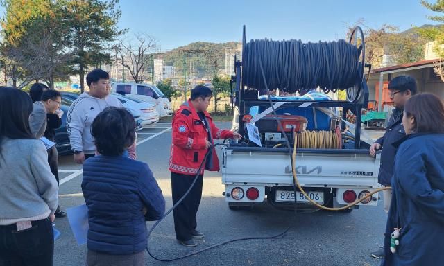 강진읍사무소 주차장에서 직원들을 대상으로 진화장비 작동법을 교육하고 있다.