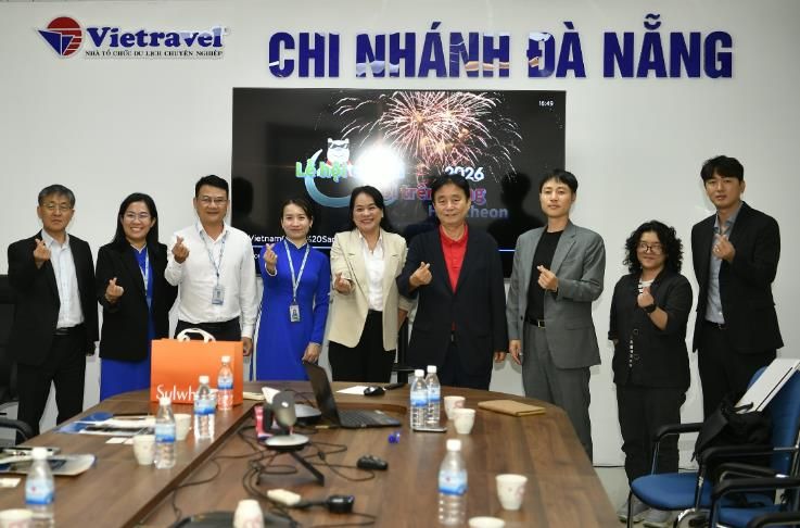 최문순 군수를 비롯한 화천군 산천어축제 홍보단이 지난 10일 베트남 다낭지역 여행사를 방문해 축제 상품을 설명하고 있다