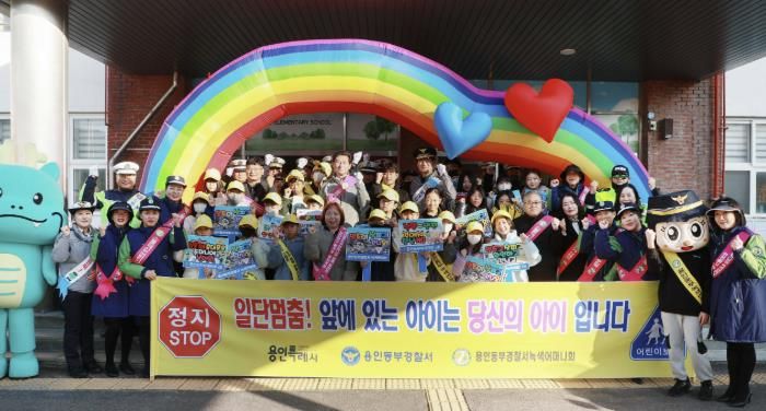 이상일 용인특례시장이 12일 오전 구갈초등학교에서 열린 ‘동부녹색어머니회 어린이 교통안전 연합캠페인’에 참여했다