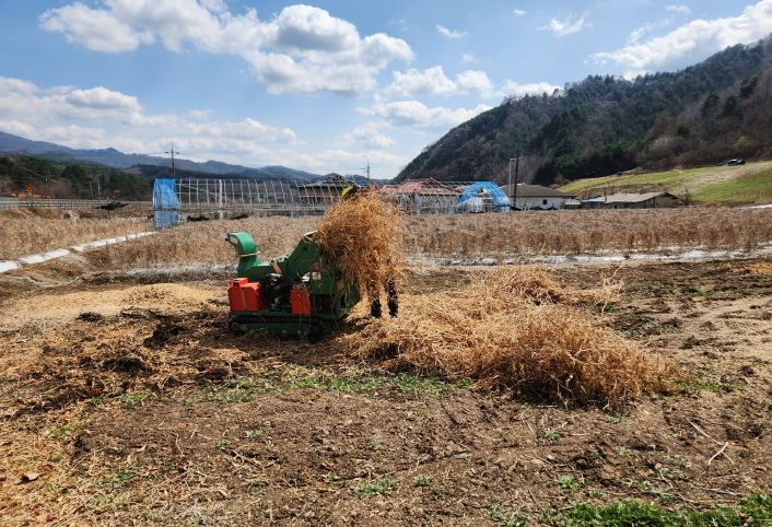홍천군, 가을철 영농부산물 파쇄작업 통한 자원순환·산불예방 효과 기대
