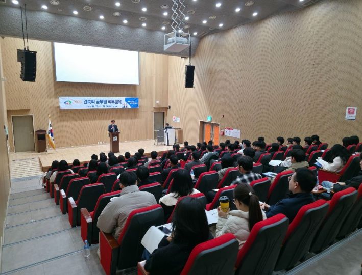 1. 천안시는 13일 천안 축구센터에서 건축직 공무원을 대상으로 외부 전문가 이론 교육을 실시했다.
