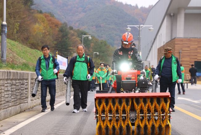 충주시 지역자율방재단 재난 대응 특화훈련 실시(제설기기 훈련)