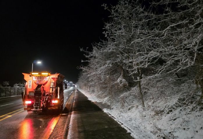 지난 겨울 유성구청 공무원이 주요 도로 제설작업을 실시하고 있다.