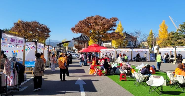 경주시 평생학습가족관 야외행사장에서 다양한 체험부스와 홍보부스가 운영되고 있다