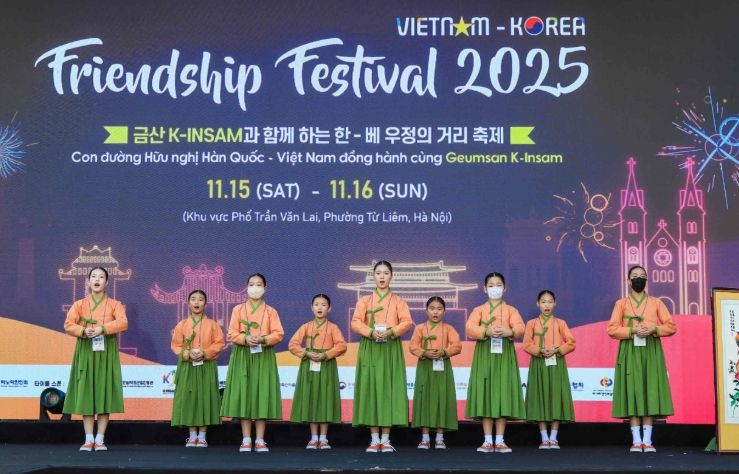 - 지난 15일 베트남 하노이에서 열린 한-베 우정의 거리 축제에서 밀양아리랑예술단이 ‘날 좀 보소’를 공연하고 있다.