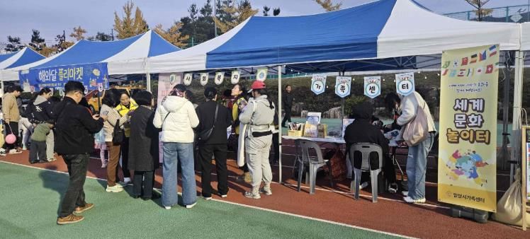 밀양시 해와달어린이집이 12일 밀양시종합운동장 보조경기장에서 나눔장터 행사를 진행했다.