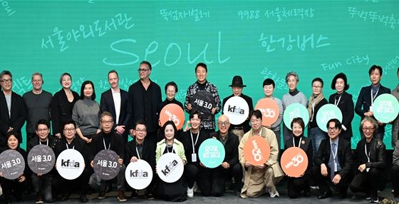 오세훈 서울시장이 17일(월) DDP에서 열린 'WHY2025 글로벌 디자인 포럼'에서 주요 참석자들과 기념촬영하고 있다.