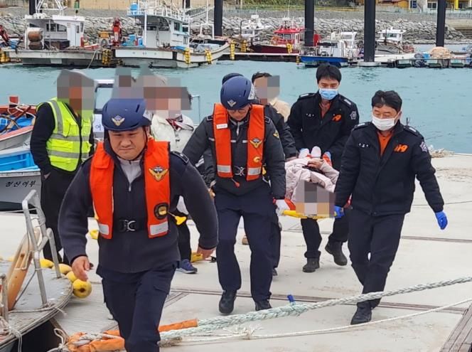 완도해경, 기상악화 속 도서지역 응급환자 2명 신속 이송
