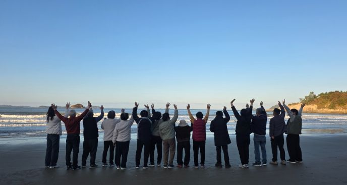 자살예방 힐링캠프에 참여해 신안 일대를 관람하는 참여자들