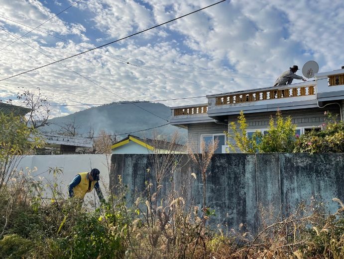 여수시 무지개봉사단(단장 김성오)은 지난 16일 퇴원을 앞둔 화양면 독거 어르신 가정을 방문해 노후된 외벽의 도색 봉사 활동을 펼쳤다.