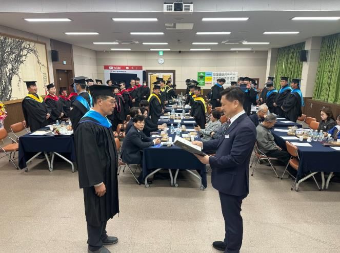 울진군은 지난 농업기술센터에서 제20기 울진녹색농업대학 수료식을 갖고 63명의 농업 선도 핵심 인력을 배출했다