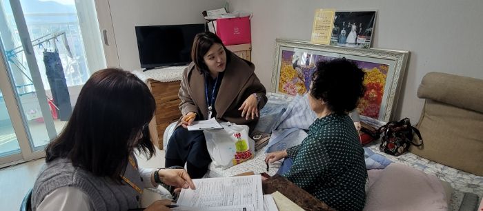 강진읍사무소 복지 담당자가 통합돌봄을 신청한 한 가구를 찾아 통합돌봄 판정 조사를 진행 중이다.