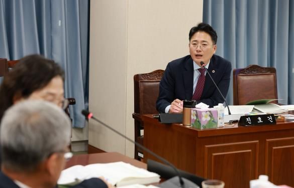 진호건 전남도의원이 농업기술원 김행란 원장에게 질의하고 있다.