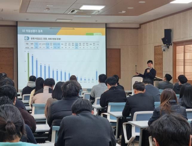 지난 19일 강진군청 대회의실에서 열린 중대재해예방 직원교육 실시 모습