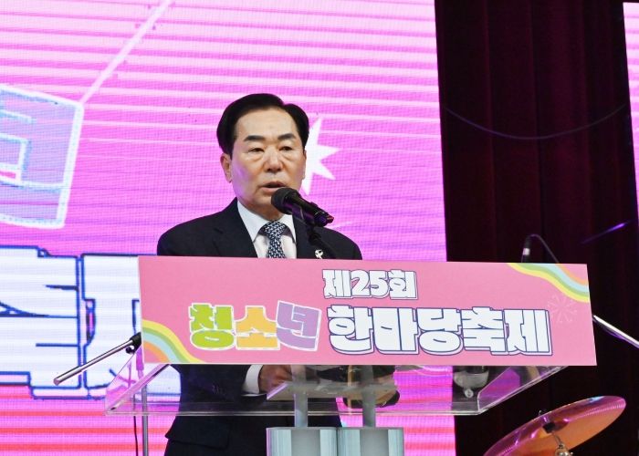성낙인 창녕군수가 청소년 한마당 축제에 축사를 진행 중이다.