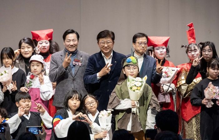 최충규 대덕문화관광재단 이사장(사진 두 번째 줄 왼쪽 네 번째)과 ‘2025 꿈의 극단 대전 대덕구’ 단원 및 관계자들이 정기공연을 마친 후 기념 촬영을 하고 있다.