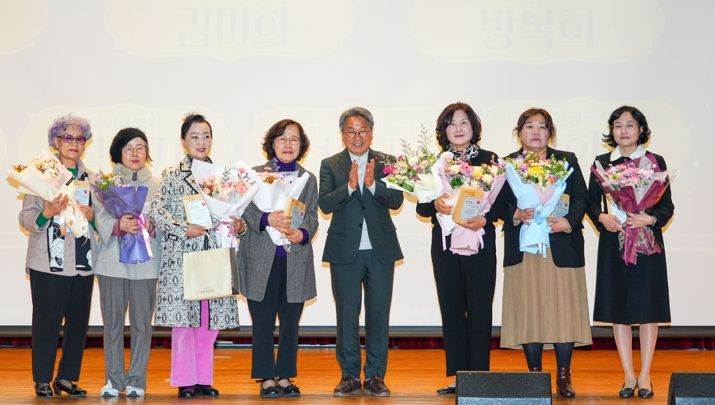 강기정 광주광역시장이 22일 오후 서구 김대중컨벤션센터에서 열린 '2025년 아이돌보미 소통의 날' 행사에 참석해 유공자 표창을 한 뒤 기념촬영을 하고 있다.