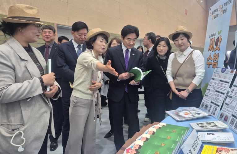 김대중 전남교육감이 22일 열린 ‘2030 유‧초등 수업한마당’에 선보인 ‘노벨문학상 씨앗수업’을 살펴보고 있다.