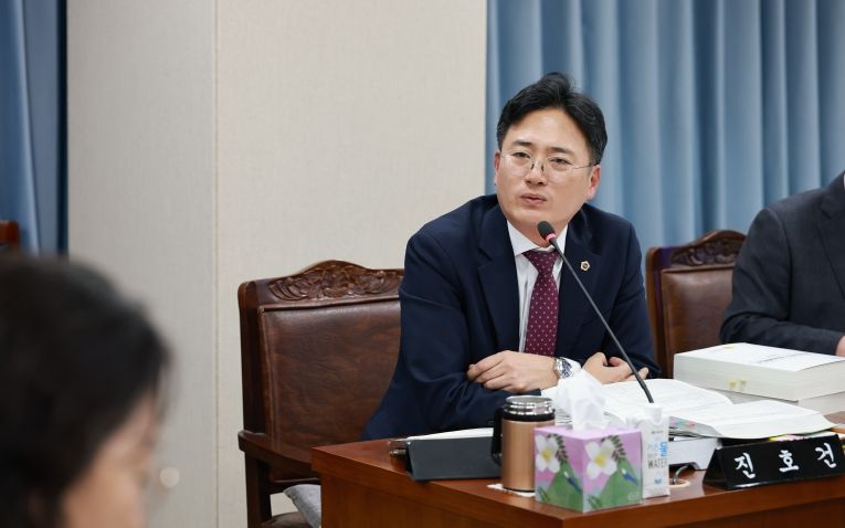 진호건 전남도의원이 농업기술원 김행란 원장에게 질의하고 있다.