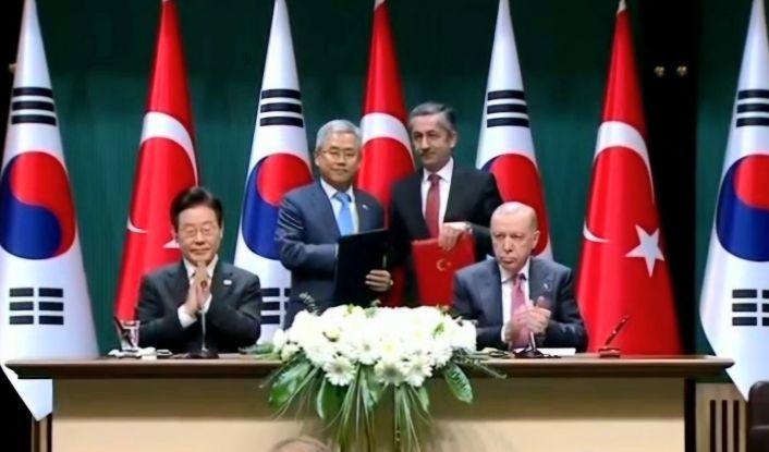 튀르키예 대통령궁에서 양국 정상 임석하에 MOU 체결(왼쪽부터 대한민국 대통령 이재명, 한국전력 사장 김동철, 튀르키예 원자력공사 사장 네자티 야마치, 튀르키예 대통령 에르도안)