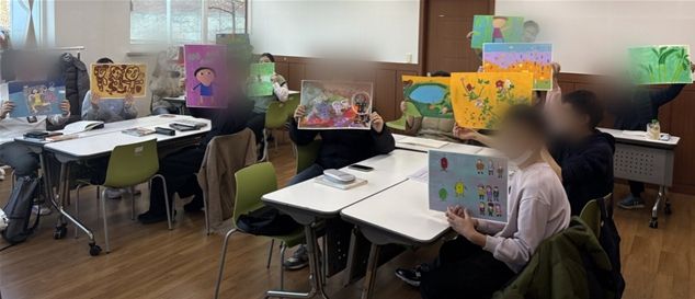 인천장애인종합복지관과 혜원의료재단이 협업한 장애인 예술일자리사업에 참여하는 장애인들이 작품을 들고 기념 촬영을 하고 있다,