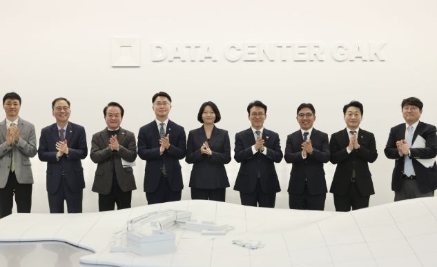 김민석 국무총리가 27일 세종 행복대로 네이버데이터센터 각 세종에서 열린 현장 간담회를 주재하고 있다.