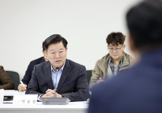 박승원 광명시장이 지난 11월 한국토지주택공사(LH) 광명시흥사업본부에서 김용석 대도시권광역교통위원장을 만나 광명시흥 공공주택지구 광역교통개선대책 추진을 촉구하고 있다.