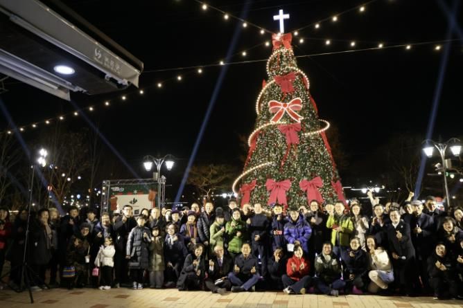 보은군, 대형 크리스마스트리 점등… 올겨울 뱃들공원을 환하게 밝힌다