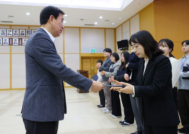 충주시, 시민 만족도 높인 친절공무원 선정(친절부서로 선정된 살미면이 수상하고 있다)