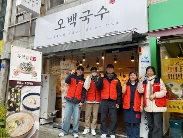 대전 대덕구가 지역자활센터 10개 사업단을 ‘건강마을 가맹점’으로 지정하며 생활 속 건강관리 체계를 본격 가동했다. 사진은 건강마을 가맹점으로 지정된 오백국수 법동점에서 건강지도자와 관계자들이 기념 촬영을 하고 있다