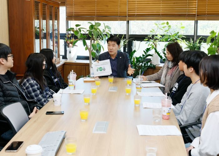 학생들과 면담을 나누는 배정수 의장