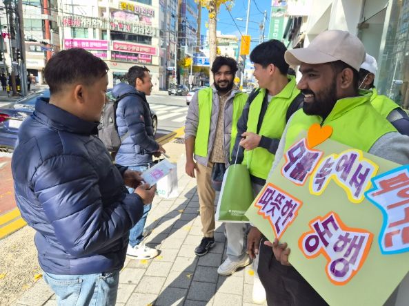 거제외국인근로자지원센터, 글로벌 봉사단과 함께 핫팩 나눔 행사 실시